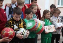 «Спорт заради Перемоги». Козятинські школярі отримали новий спортивний інвентар В рамках проєкту "Спорт заради Перемоги" благодійного фонду Миколи Філонова та благодійного фонду "МХП-Громаді" вже сім навчальних закладів Хмільницького району отримали новий спортивний інвентар.