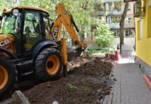 В трьох вінницьких дворах міняють старі труби на полімерні комунальники роблять заміну мережі