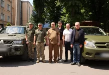 Вінничани передали військовим автівки на фронт Тoyota Highlux та Mitsubishi Pajero sport