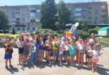 У Жмеринці юні волонтери провели акцію на підтримку українських пілотів Нам потрібні крила