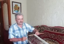 На Вінниччині чоловік із інвалідністю виплітає основи для маскувальних сіток на фронт Святослав Стельмах