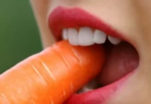 Дантисти пояснили, які фрукти руйнують емаль зубів ідеальну посмішку