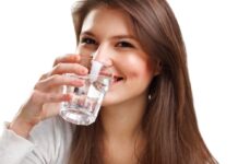 Чому важливо пити саме воду, а не каву і чай розповів вінницький терапевт скільки води треба пити