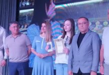 У Вінниці майбутні журналісти отримали призи в конкурсі відео-робіт на тему інформаційного спротиву. ФОТО У Вінниці визначили переможців відеоконкурсу студентських робіт на тему — інформаційний спротив. Першим призом став Apple iPhone 14, другим Apple iPad, а решта студентів отримали заохочувальні грошові премії.