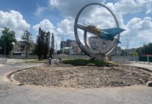 У Вінниці почалось облаштування місця під пам’ятний знак жертвам ракетного теракту на площі Перемоги