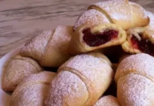 Пісні рогалики з варенням добре смакуватимуть за сімейним чаюванням Рогалики з варенням