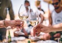 Які види алкоголю в літню спеку небезпечні для здоровʼя алкоголь під палючим сонцем