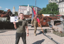 Сину загиблого нацгвардійця з Вінниччини Зеленський вручив перший паспорт громадянина України Кирило Юр’єв