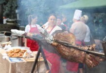 Безліч наїдків, родинні пісні та майстер класи. У Вінниці відбувся Фестиваль польової кухні ім. Тараса Сича. Відео