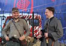 Добування вогню тертям, запальні пісні, ходіння по вугіллю та стояння на цвяхах. У Вінниці відбувся фестиваль «Живий вогонь». Відео