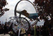 Автопробіг та відкриття меморіалу, у Вінниці вшанували пам’ять жертв ракетного теракту. Відео