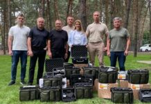 Вінничани відправляють на передову дрони, приціли, тепловізори та «Bandera Power» на півтора мільйона гривень В межах постійного марафону «Мільйон на ЗСУ» ГО "Ми-Вінничани", Міжнародний Благодійний Фонд «Український Альянс» разом з партнерами відправляє військовим 4 сучасні дрони, 5 прицілів з тепловізорами та десять «Bandera Power225 s».