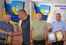 Пенсіонерам-волонтерам з Вінниччини вручили Подяки за благодійний вчинок на користь військової частини Василь Короліщук та Борис Горбачук