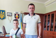 Юний вінничанин Данило та його команда плетуть браслети для підтримки українських військових Школяр Данило