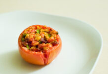 Помідори з кукурудзою і копченою курячою грудкою Фаршировані помідори