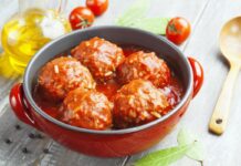 Рибні тефтелі в томатній підливці Рибні тефтелі