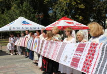 У Вінницю з Хмельницького доставили рушник єднання. Відео "Цвіт вишиванки"