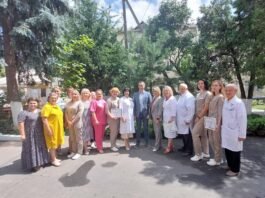 Бійці ЗСУ, волонтери, активісти, народні депутати, керівники ОВА продовжують підтримувати раптово звільнених вчора керівників медичних закладів Вінниччини головою обласної ради.