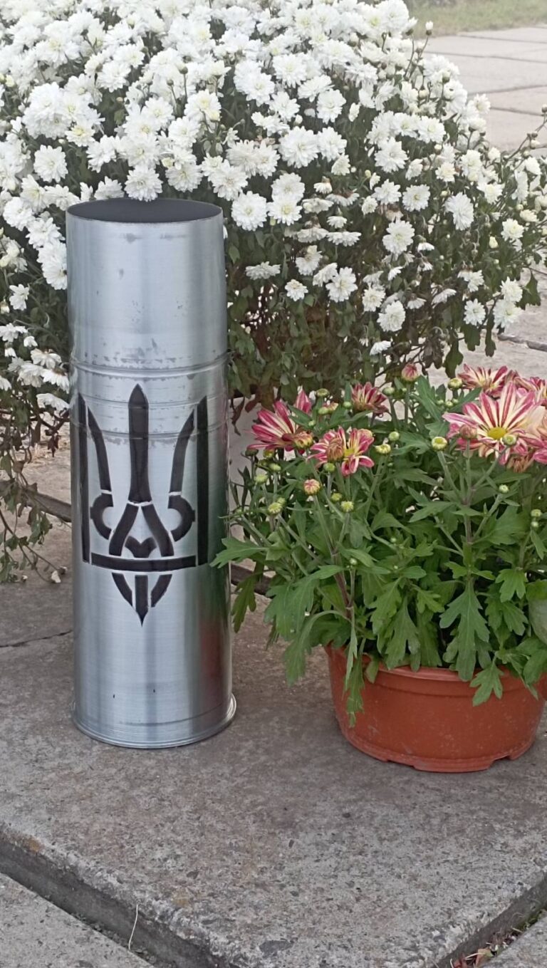 В Оратові відстріляні гільзи перетворили на вази для квітів та встановили на Алеї пам’яті