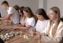 Ліцеїсти Вінниці виготовили сім тисяч свічок для солдатів ЗСУ сім тисяч окопних свічок