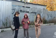 У Вінниці двоє дівчаток видерлися на дах будівлі, щоб заселфитися, перехожі викликали поліцію залізли на дах