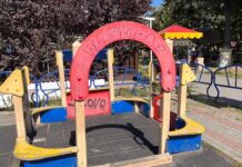 Журналісти звернули увагу міської влади на жахливий стан дитячого майданчику в самому центрі Вінниці дитячий майданчик на площі Європейській