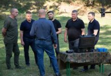 У Вінниці політичний скандал з допомогою ЗСУ за бюджетні кошти Гройсман зрозумів, що єдиною можливістю отримати електоральні бали може бути тема допомоги фронту. Але, витрачати свої власні заощадження на допомогу ЗСУ експрем'єр не захотів.