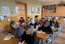 У Вінниці учні, вчителі та директори шкіл написали диктант написання традиційного радіодиктанту національної єдності