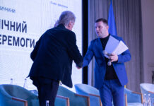 На Форум Громад Вінниччини: “Економічний план Перемоги” у Вінницю приїхав третій Президент України Віктор Ющенко. ФОТОРЕПОРТАЖ На початку Форуму, про безпрецедентну підтримку України, вже у перші тижні війни, усіма економічно розвиненими країнами, розповів третій Президент України Віктор Ющенко.