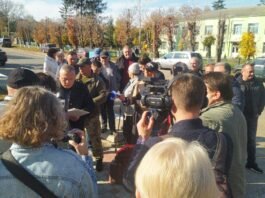 Робоча група приї’хала обговорювати розміщення герметичного резервуара місцевого агропідприємства.