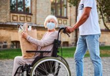 У Вінниці працює Служба супроводу людей на кріслах. Як звернутись по допомогу Служба супроводу