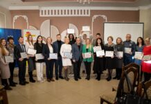 У Вінницькій області нагородили ще 20 переможців конкурсу міні грантів громадське об'єднання "Ми-Вінничани" та Благодійний Фонд Миколи Філонова "Український Альянс" зібрали в Калинівці переможців конкурсу "Професійне зростання" з громад Хмільницького району.