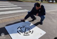 У Вінниці поліцейські та студенти малювали попереджувальні знаки для пішоходів