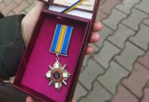 Геройська втрата: Мати загиблого захисника отримує орден від Президента України