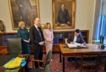 Лариса Білозір: Український прапор замайорить за два кілометри від російського кордону Українська делегація у ПАРЄ представляла Україну на зустрічі з парламентарями у Фінляндії. Про це повідомила на своїй фейсбук-сторінці народний депутат від Вінниччини Лариса Білозір.