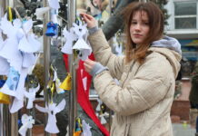 Білі янголи пам’яті затріпотіли крилами у середмісті Вінниці. Відео