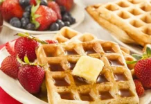 Смачний сніданок з бельгійськими вафлями