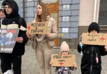 Вінничани утворили “живий ланцюг” у середмісті й нагадали про полонених захисників