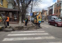 На перетині вулиць Грушевського та Артинова переробляють бордюри на пішохідних переходах