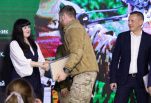 Команда Геннадія Вацака підтримала благодійний марафон «Вінничани для ЗСУ» Благодійний марафон «Вінничани для ЗСУ» у Вінниці постійно підтримують народні депутати України, зокрема на заході були Лариса Білозір, Микола Кучер та помічниця Геннадія Вацака пані Тетяна Фоменко, яка представляла команду що працює заради допомоги військовим.