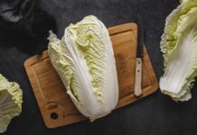 Простий і смачний салат з пекінської капусти з куркою