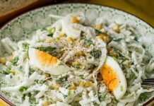 Смачний і корисний: рецепт салату з пекінської капусти, кукурудзи та яєць