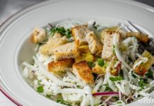 Швидкий і легкий салат з пекінською капустою та сухариками