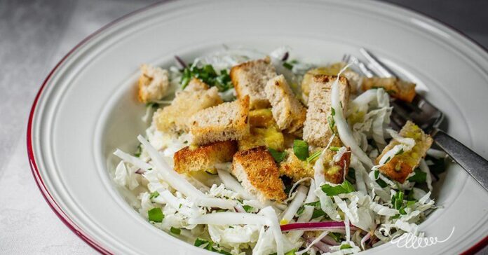 salat-z-pekinskpyu-kapustoju-ta-suharjamy-img-1000x600