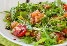 Смачний салат зі слабосолоного лосося та сиру фета