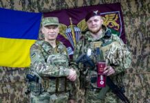 Головнокомандувач ЗСУ Сирський особисто вручив нагороду хороброму десантнику з Вінниці