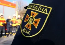 Бійці ДСНС деблокували пасажира з заблокованої вантажівки