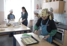 “Хлопці нарізають яблука, дівчата ліплять пиріжки”: На Вінниччині діти випікають для ЗСУ