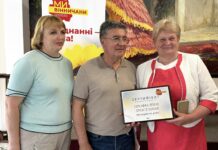 В Ладижині презентували проєкти переможців конкурсу «Професійне зростання» «Будь-який проєкт, який якимось чином підіймає ініціативу людей, заставляє щось робити, думати, він дуже важливий. Оця ідея ГО «Ми-Вінничани» вона дуже важлива і дуже цікава, тому що є люди яким хочеться зростати, яким хочеться стати кращим ніж він є сьогодні, а завтра краще ніж він був раніше. Ті люди які виграли там дійсно дуже все цікаво і для тих людей, які писали і для їх колективів. Це стосується в першу чергу шкіл, дитячих садочків, це стосується будинків культури, це стосується всіх тих, хто хоче, що їх громада розвивалась, ставала кращою і щоб були створені умови для наших дітей», - відмітив високу активність освітян народний депутат України Микола Кучер.