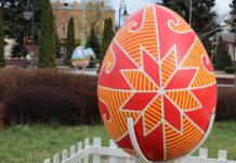 В середмісті Вінниці просто неба відкрилась виставка писанок велетнів